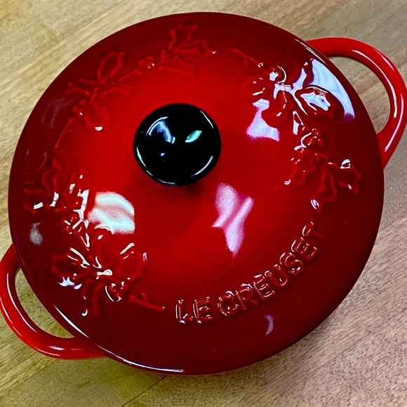 Le Creuset Kitchen Le Creuset Holly Mini Cocotte Christmas New In